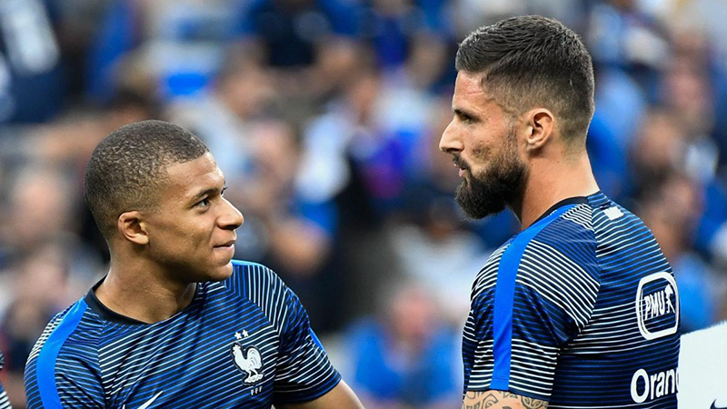 Kylian Mbappe dan Olivier Giroud, diterpa isu tak akur karena tak saling percaya dalam permainan. (REUTERS/METRO NEWS)